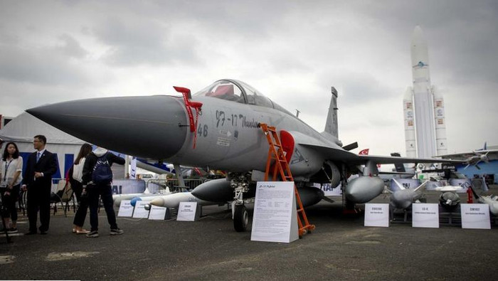 Máy bay chiến đấu hạng nhẹ JF-17 Thunder được Pakistan trưng bày ở Triển lãm hàng không vũ trụ quốc tế Paris 2015 Máy bay chiến đấu hạng nhẹ JF-17 Thunder được Pakistan trưng bày ở Triển lãm hàng không vũ trụ quốc tế Paris 2015