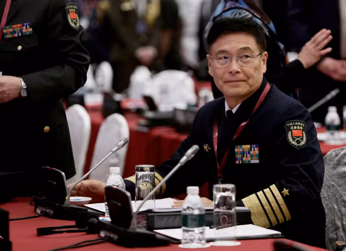 Tôn Kiến Quốc - Phó Tổng tham mưu trưởng Quân đội Trung Quốc tại Đối thoại Shangri-La 2015. Ông này không dám trả lời trực diện các câu hỏi của phóng viên về Biển Đông - Trung Quốc vẫn có hành vi kiểu này