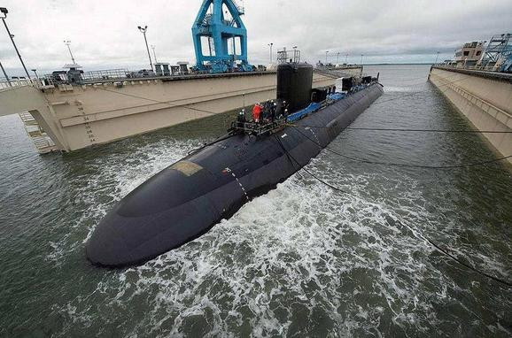 Tàu ngầm hạt nhân tấn công USS John Warner SSN-785 lớp Virginia trong lễ hạ thủy ngày 10 tháng 9 năm 2014