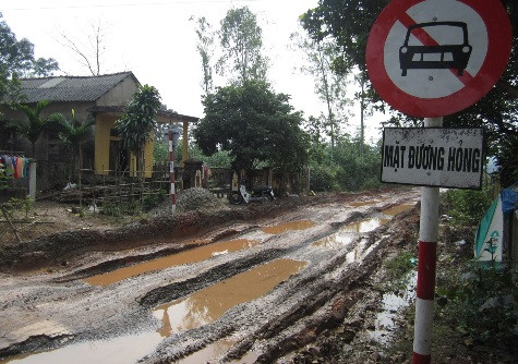 Liên tục bị xe quá tải chạy vào để né trạm cân trên Quốc lộ 9 nên nhiều tuyến đường liên thôn, liên xã tại xã Cam Thành đã bị phá nát, xuất hiện hàng loạt ổ trâu, ổ voi trên mặt đường (ảnh Ngọc Xanh) Liên tục bị xe quá tải chạy vào để né trạm cân trên Quốc lộ 9 nên nhiều tuyến đường liên thôn, liên xã tại xã Cam Thành đã bị phá nát, xuất hiện hàng loạt ổ trâu, ổ voi trên mặt đường (ảnh Ngọc Xanh)