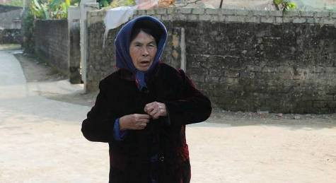 Mong mỏi của mẹ Nguyên được một lần ra Trường Sa để được gần liệt sỹ Minh hơn vì đến nay đã 27 năm hài cốt của anh vẫn chưa được tìm thấy (ảnh Xuân Hòa) Mong mỏi của mẹ Nguyên được một lần ra Trường Sa để được gần liệt sỹ Minh hơn vì đến nay đã 27 năm hài cốt của anh vẫn chưa được tìm thấy (ảnh Xuân Hòa)