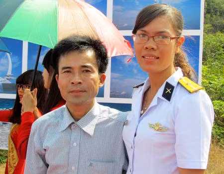Trung sĩ Lê Hữu Thảo cùng con gái liệt sĩ Gạc Ma, Thiếu úy Trần Văn Phương tại buổi đặt viên đá xây dựng Khu tưởng niệm chiến sĩ Gạc Ma (ảnh trên trang cá nhân nhân vật)