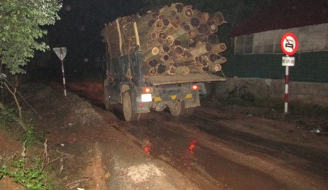 ... nhưng về đêm vẫn không cản được các xe quá tải đi qua các tuyến đường liên thôn, liên xã để vượt Trạm cân lưu động số 63 trên Quốc Lộ 9 (ảnh Ngọc Xanh) ... nhưng về đêm vẫn không cản được các xe quá tải đi qua các tuyến đường liên thôn, liên xã để vượt Trạm cân lưu động số 63 trên Quốc Lộ 9 (ảnh Ngọc Xanh)