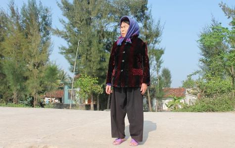 27 năm qua cứ mỗi chiều mẹ Nguyên lại ra bờ biển gần nhà nhìn xa xăm về biển khơi nơi còn đó các con mẹ nằm lại (ảnh Xuân Hòa) 27 năm qua cứ mỗi chiều mẹ Nguyên lại ra bờ biển gần nhà nhìn xa xăm về biển khơi nơi còn đó các con mẹ nằm lại (ảnh Xuân Hòa)