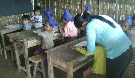 Tại nhiều trường tiểu học ở các huyện miền núi Nghệ An giáo viên vừa dạy học bằng cả tiếng phổ thông kèm tiếng bản địa nên việc giáo viên đưa ra ý kiến nhận xét từng học sinh theo Thông tư 30 chưa chắc các em đã hiểu (ảnh Xuân Hòa) Tại nhiều trường tiểu học ở các huyện miền núi Nghệ An giáo viên vừa dạy học bằng cả tiếng phổ thông kèm tiếng bản địa nên việc giáo viên đưa ra ý kiến nhận xét từng học sinh theo Thông tư 30 chưa chắc các em đã hiểu (ảnh Xuân Hòa)