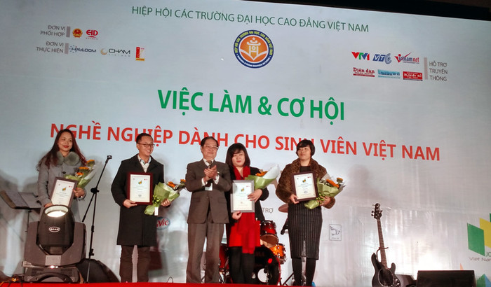 Ông Nguyễn Hải Long tặng hoa và kỷ niệm chương cho các doanh nghiệp, các nhà tài trợ. Ông Nguyễn Hải Long tặng hoa và kỷ niệm chương cho các doanh nghiệp, các nhà tài trợ.