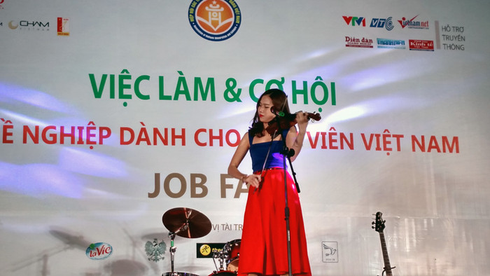 Các tiết mục văn nghệ của ngày hội việc làm tối ngày 19/12. Các tiết mục văn nghệ của ngày hội việc làm tối ngày 19/12.