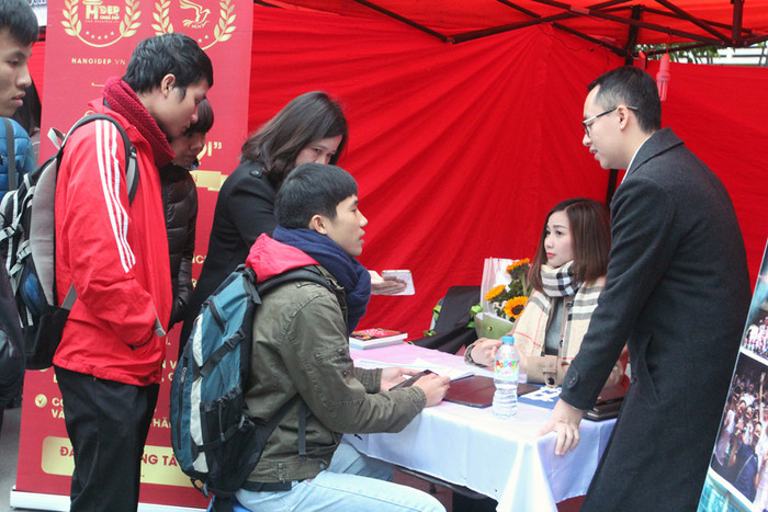Các sinh viên tới tư vấn tìm kiếm cơ hội việc làm tại sự kiện chiều ngày 19/12. Các sinh viên tới tư vấn tìm kiếm cơ hội việc làm tại sự kiện chiều ngày 19/12.