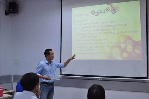 Thầy Quang chia sẻ nhiều câu chuyện đáng nhớ trong quá trình triển khai mô hình giáo viên quản nhiệm tại trường.