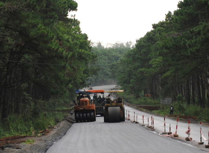 Lu lèn lớp nền và đá cấp phối cũng phải dùng song song lu rung và lu đầm để tạo độ nén cộng hưởng tốt nhất.
