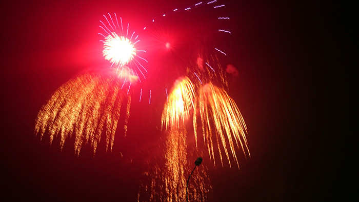 Đúng 21 giờ, màn pháo hoa bắt đầu nổ trên bầu trời Hà Nội. Cũng ngày này cách đây 60 năm, những đoàn quân đã tiến vào Thủ đô tiếp quản, đánh dấu toàn thắng về ta. Đúng 21 giờ, màn pháo hoa bắt đầu nổ trên bầu trời Hà Nội. Cũng ngày này cách đây 60 năm, những đoàn quân đã tiến vào Thủ đô tiếp quản, đánh dấu toàn thắng về ta.