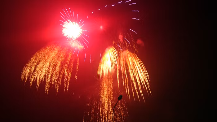 Đúng 21 giờ, màn pháo hoa bắt đầu nổ trên bầu trời Hà Nội. Cũng ngày này cách đây 60 năm, những đoàn quân đã tiến vào Thủ đô tiếp quản, đánh dấu toàn thắng về ta.