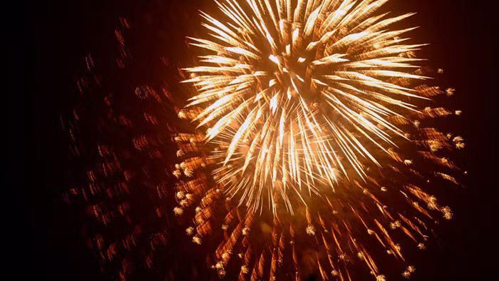 Màn pháo hoa làm trái tim người Hà Nội như vỡ òa.