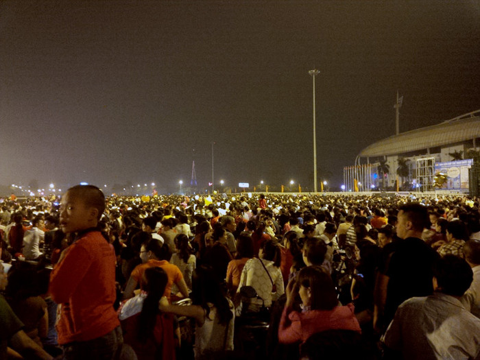 Hàng nghìn người rất vui sướng sau màn trình diễn pháo hoa. Hàng nghìn người rất vui sướng sau màn trình diễn pháo hoa.