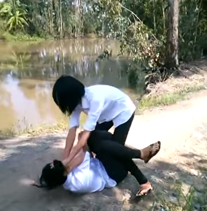 Xử bạn khác trường chỉ vì mắng nhau bằng điện thoại ảnh 1