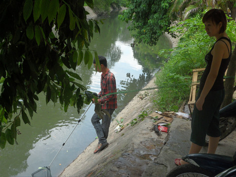 Ngay sau đó, rất đông người vì hiếu kỳ nên sau khi nghe tin đã kéo nhau ra đoạn sông này, người thì đứng xem, người thì chạy đi mua hoặc mượn vợt để.... vớt cá.
