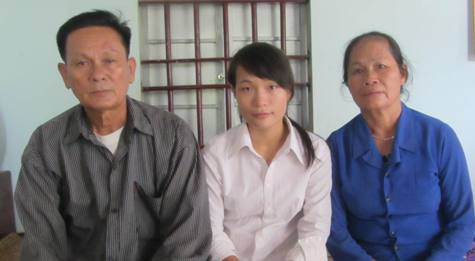 Bố mẹ mất sớm nên từ nhỏ Nga đã được dì, dượng đem về cưu mang Bố mẹ mất sớm nên từ nhỏ Nga đã được dì, dượng đem về cưu mang