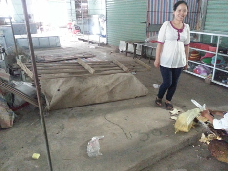 Còn tại các gian hàng khu vực đình Chợ Hôm khi được bàn giao cho các tiểu thương chỉ có nền bê tông không