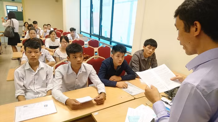 Thí sinh làm thủ tục dự thi tại cụm thi Đại học Sư phạm Hà Nội. Ảnh Xuân Trung Thí sinh làm thủ tục dự thi tại cụm thi Đại học Sư phạm Hà Nội. Ảnh Xuân Trung