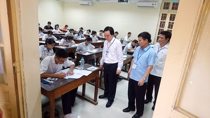 Trực tiếp kiểm tra công tác thi tại các điểm thi.