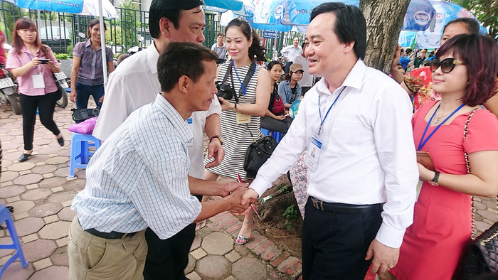 Động viên, thăm hỏi một phụ huynh tại Học viện Kỹ thuật Quân sự. Động viên, thăm hỏi một phụ huynh tại Học viện Kỹ thuật Quân sự.