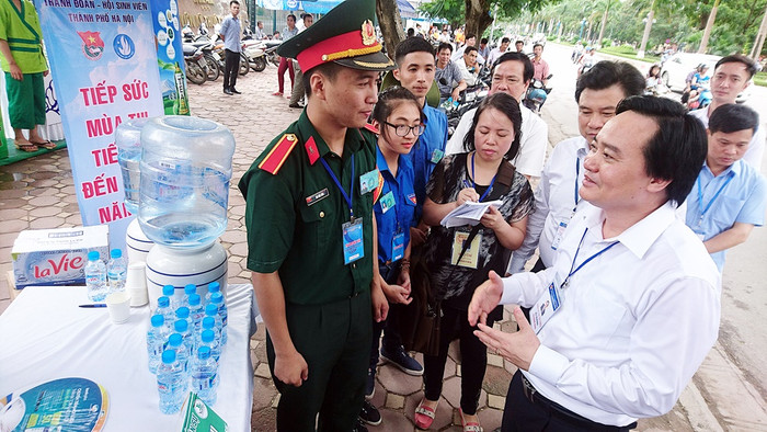 Bộ trưởng động viên các tình nguyện viên tiếp sức mùa thi. Bộ trưởng động viên các tình nguyện viên tiếp sức mùa thi.