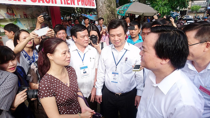 Bộ trưởng Phùng Xuân Nhạ hỏi thăm một phụ huynh tại Cụm thi Đại học Thủy Lợi. Bộ trưởng Phùng Xuân Nhạ hỏi thăm một phụ huynh tại Cụm thi Đại học Thủy Lợi.