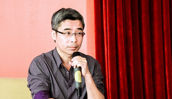 TS. Đặng Hoàng Giang trò chuyện với sinh viên. TS. Đặng Hoàng Giang trò chuyện với sinh viên.