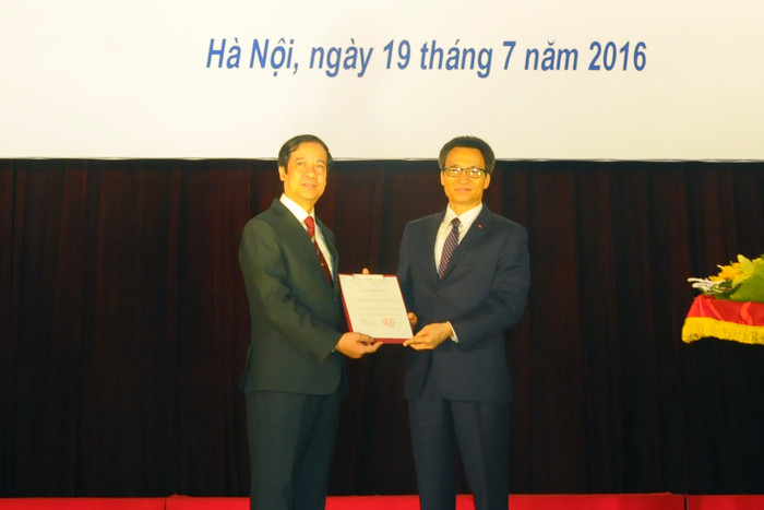 Phó Thủ tướng Vũ Đức Đam thay mặt Thủ tướng trao Quyết định bổ nhiệm ông Nguyễn Kim Sơn. Phó Thủ tướng Vũ Đức Đam thay mặt Thủ tướng trao Quyết định bổ nhiệm ông Nguyễn Kim Sơn.