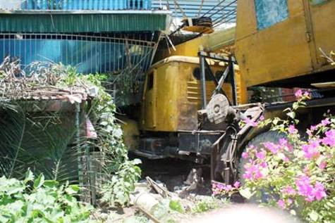 Đầu chiếc xe tải cắm thẳng vào ngôi nhà bà Loan Đầu chiếc xe tải cắm thẳng vào ngôi nhà bà Loan