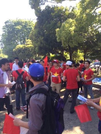 Đúng thời gian đã định từ trước những người Việt Nam học tập và làm việc tại Nhật Bản đã có mặt tại điểm hẹn để xuống đường tuần hành phản đối Trung Quốc (ảnh Văn Việt) Đúng thời gian đã định từ trước những người Việt Nam học tập và làm việc tại Nhật Bản đã có mặt tại điểm hẹn để xuống đường tuần hành phản đối Trung Quốc (ảnh Văn Việt)