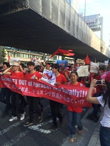 Dòng người tuần hành đã lên án những luận điệu xảo tra của chính quyền Trung Quốc về vấn đề biển Đông (ảnh Văn Việt) Dòng người tuần hành đã lên án những luận điệu xảo tra của chính quyền Trung Quốc về vấn đề biển Đông (ảnh Văn Việt)