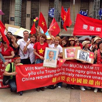 Đoàn tuần hành đã tổ chức theo đúng quy định của luật pháp nước sở tại và được cảnh sát Tokyo cho phép và bảo vệ (ảnh Văn Việt) Đoàn tuần hành đã tổ chức theo đúng quy định của luật pháp nước sở tại và được cảnh sát Tokyo cho phép và bảo vệ (ảnh Văn Việt)