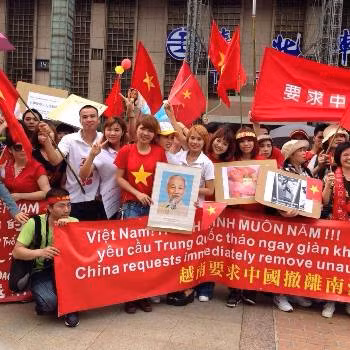 Đoàn tuần hành đã tổ chức theo đúng quy định của luật pháp nước sở tại và được cảnh sát Tokyo cho phép và bảo vệ (ảnh Văn Việt)
