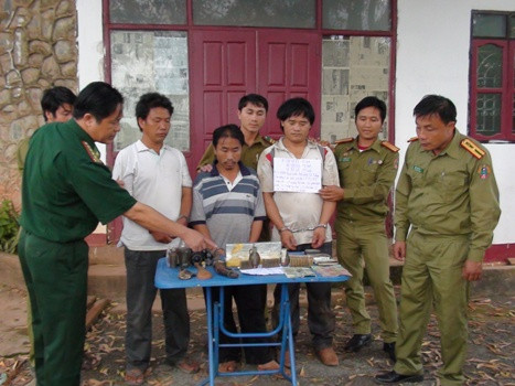 Các đối tượng cùng số tang vật thu giữ được giao cho Công an nước bạn Lào tiếp tục mở rộng điều tra, xử lý (ảnh LT) Các đối tượng cùng số tang vật thu giữ được giao cho Công an nước bạn Lào tiếp tục mở rộng điều tra, xử lý (ảnh LT)