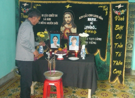 Bàn thờ của mẹ con chị Sáng mới được gia đình lập nên Bàn thờ của mẹ con chị Sáng mới được gia đình lập nên