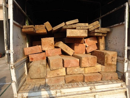 Chiếc xe cùng số gỗ lậu vừa bị bắt giữ