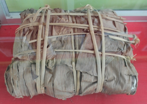 Gói bộc phá bằng lá chuối để phá thác theo sáng kiến của người lính Điện Biên Phủ, Phan Tư được trưng bày tại Bảo táng QK4 vào chiều ngày 28/4/2014 nhân dịp kỷ niệm 60 năm chiến thắng chiến dịch Điện Biên Phủ Gói bộc phá bằng lá chuối để phá thác theo sáng kiến của người lính Điện Biên Phủ, Phan Tư được trưng bày tại Bảo táng QK4 vào chiều ngày 28/4/2014 nhân dịp kỷ niệm 60 năm chiến thắng chiến dịch Điện Biên Phủ