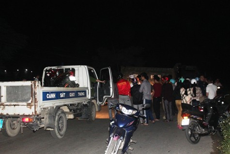 Sau khi vụ tai nạn xảy ra lực lượng CSGT đã có mặt tiến hành khám nghiệm hiện trường điều tra nguyên nhân tai nạn Sau khi vụ tai nạn xảy ra lực lượng CSGT đã có mặt tiến hành khám nghiệm hiện trường điều tra nguyên nhân tai nạn