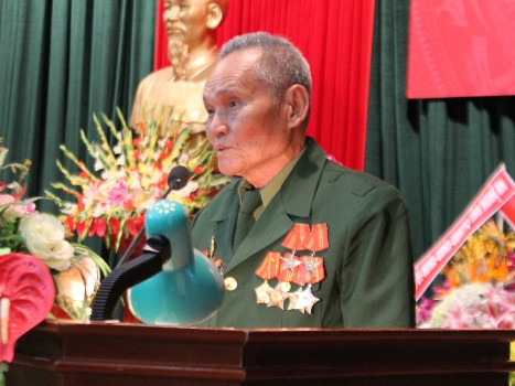 Cựu chiến binh Đặng Văn Lý vẫn còn nhớ như in từng ngày 1 lực lượng công binh của ông khoét núi vào lòng đồi A1 để đặt quả bộc phá 1.000kg cho nổ mở màn chiến dịch Điện Biên Phủ. Cựu chiến binh Đặng Văn Lý vẫn còn nhớ như in từng ngày 1 lực lượng công binh của ông khoét núi vào lòng đồi A1 để đặt quả bộc phá 1.000kg cho nổ mở màn chiến dịch Điện Biên Phủ.