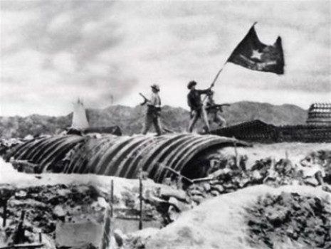 Cờ chiến thắng tung bay trên nóc hầm tướng Đờ - Cát (ảnh tư liệu) Cờ chiến thắng tung bay trên nóc hầm tướng Đờ - Cát (ảnh tư liệu)