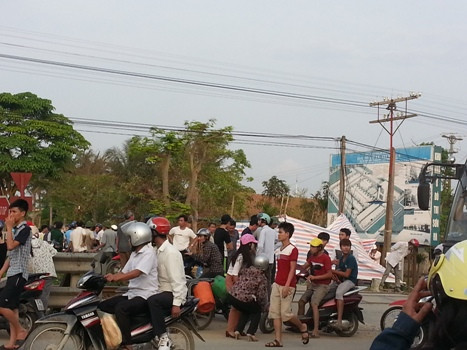 Nhiều người dân hiếu kỳ sau khi biết thông tin về vụ tai nạn trên đã kéo đến xem rất đông Nhiều người dân hiếu kỳ sau khi biết thông tin về vụ tai nạn trên đã kéo đến xem rất đông