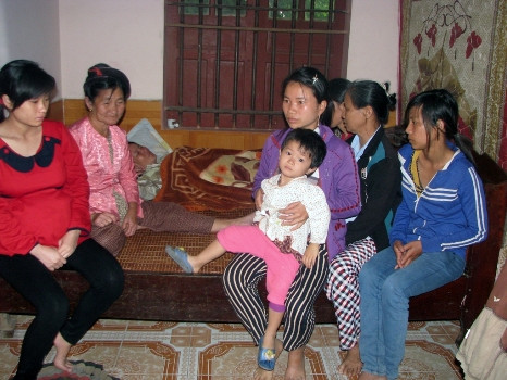 Người thân anh Trung đang lo lắng chờ đợi tin tức tìm kiếm của lực lượng cứu hộ Người thân anh Trung đang lo lắng chờ đợi tin tức tìm kiếm của lực lượng cứu hộ