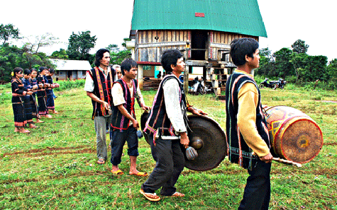 Cồng chiêng Tây Nguyên có nguồn gốc từ truyền thống văn hóa và lịch sử rất lâu đời. Về cội nguồn, có nhà nghiên cứu cho rằng, cồng chiêng là "hậu duệ" của đàn đá. trước khi có văn hóa đồng, người xưa đã tìm đến loại khí cụ đá: cồng đá, chiêng đá... tre, rồi tới thời đại đồ đồng, mới có chiêng đồng... (Ảnh: Internet). Cồng chiêng Tây Nguyên có nguồn gốc từ truyền thống văn hóa và lịch sử rất lâu đời. Về cội nguồn, có nhà nghiên cứu cho rằng, cồng chiêng là "hậu duệ" của đàn đá. trước khi có văn hóa đồng, người xưa đã tìm đến loại khí cụ đá: cồng đá, chiêng đá... tre, rồi tới thời đại đồ đồng, mới có chiêng đồng... (Ảnh: Internet).