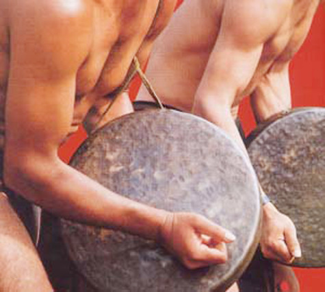 Cồng chiêng Tây Nguyên là Di sản văn hóa mang đậm dấu ấn thời gian và không gian. Từ chủng loại, phương pháp kích âm, biên chế và thang âm cho đến hệ thống bài bản và nghệ thuật diễn tấu, chúng ta sẽ bắt gặp những gì của một dải nghệ thuật đa diện từ đơn giản đến phức tạp, từ ít đến nhiều, từ đơn tuyến đến đa tuyến...(Ảnh: Internet) Cồng chiêng Tây Nguyên là Di sản văn hóa mang đậm dấu ấn thời gian và không gian. Từ chủng loại, phương pháp kích âm, biên chế và thang âm cho đến hệ thống bài bản và nghệ thuật diễn tấu, chúng ta sẽ bắt gặp những gì của một dải nghệ thuật đa diện từ đơn giản đến phức tạp, từ ít đến nhiều, từ đơn tuyến đến đa tuyến...(Ảnh: Internet)