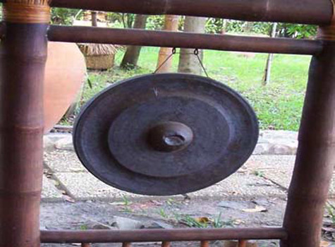 Từ thuở sơ khai, cồng chiêng được đánh lên để mừng lúa mới, xuống đồng; biểu hiện của tín ngưỡng - là phương tiện giao tiếp với siêu nhiên... âm thanh khi ngân nga sâu lắng, khi thôi thúc trầm hùng, hòa quyện với tiếng suối, tiếng gió và với tiếng lòng người, sống mãi cùng với đất trời và con người Tây Nguyên (Ảnh: Internet). Từ thuở sơ khai, cồng chiêng được đánh lên để mừng lúa mới, xuống đồng; biểu hiện của tín ngưỡng - là phương tiện giao tiếp với siêu nhiên... âm thanh khi ngân nga sâu lắng, khi thôi thúc trầm hùng, hòa quyện với tiếng suối, tiếng gió và với tiếng lòng người, sống mãi cùng với đất trời và con người Tây Nguyên (Ảnh: Internet).