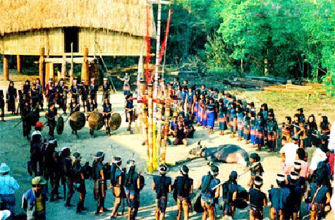 Ngày 25/11/2005, Không gian văn hóa Cồng chiêng Tây Nguyên của Việt Nam đã được UNESCO chính thức công nhận là kiệt tác văn hóa phi vật thể và truyền khẩu của nhân loại (Ảnh: Internet). Ngày 25/11/2005, Không gian văn hóa Cồng chiêng Tây Nguyên của Việt Nam đã được UNESCO chính thức công nhận là kiệt tác văn hóa phi vật thể và truyền khẩu của nhân loại (Ảnh: Internet).