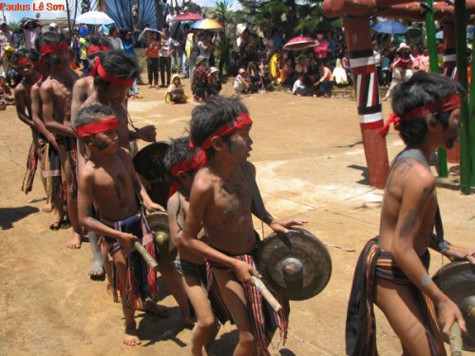 Tất cả các lễ hội trong năm, từ lễ thổi tai cho trẻ sơ sinh đến lễ bỏ mả, lễ cúng máng nước, lễ mừng cơm mới, lễ đóng cửa kho, lễ đâm trâu.. . hay trong một buổi nghe khan... đều phải có tiếng cồng. Tiếng chiêng dài hơn đời người, tiếng chiêng nối liền, kết dính những thế hệ (Ảnh: Internet). Tất cả các lễ hội trong năm, từ lễ thổi tai cho trẻ sơ sinh đến lễ bỏ mả, lễ cúng máng nước, lễ mừng cơm mới, lễ đóng cửa kho, lễ đâm trâu.. . hay trong một buổi nghe khan... đều phải có tiếng cồng. Tiếng chiêng dài hơn đời người, tiếng chiêng nối liền, kết dính những thế hệ (Ảnh: Internet).