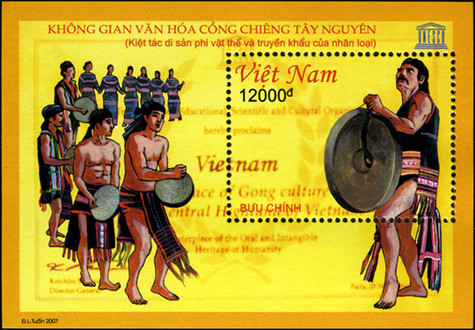 Theo quan niệm của người Tây Nguyên, đằng sau mỗi chiếc cồng, chiêng đều ẩn chứa một vị thần. Cồng chiêng càng cổ thì quyền lực của vị thần càng cao. Cồng chiêng còn là tài sản quý giá, biểu tượng cho quyền lực và sự giàu có (Ảnh: Internet). Theo quan niệm của người Tây Nguyên, đằng sau mỗi chiếc cồng, chiêng đều ẩn chứa một vị thần. Cồng chiêng càng cổ thì quyền lực của vị thần càng cao. Cồng chiêng còn là tài sản quý giá, biểu tượng cho quyền lực và sự giàu có (Ảnh: Internet).