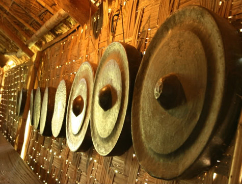 Từ thuở sơ khai, cồng chiêng được đánh lên để mừng lúa mới, xuống đồng; biểu hiện của tín ngưỡng - là phương tiện giao tiếp với siêu nhiên... âm thanh khi ngân nga sâu lắng, khi thôi thúc trầm hùng, hòa quyện với tiếng suối, tiếng gió và với tiếng lòng người, sống mãi cùng với đất trời và con người Tây Nguyên (Ảnh: Internet). Từ thuở sơ khai, cồng chiêng được đánh lên để mừng lúa mới, xuống đồng; biểu hiện của tín ngưỡng - là phương tiện giao tiếp với siêu nhiên... âm thanh khi ngân nga sâu lắng, khi thôi thúc trầm hùng, hòa quyện với tiếng suối, tiếng gió và với tiếng lòng người, sống mãi cùng với đất trời và con người Tây Nguyên (Ảnh: Internet).